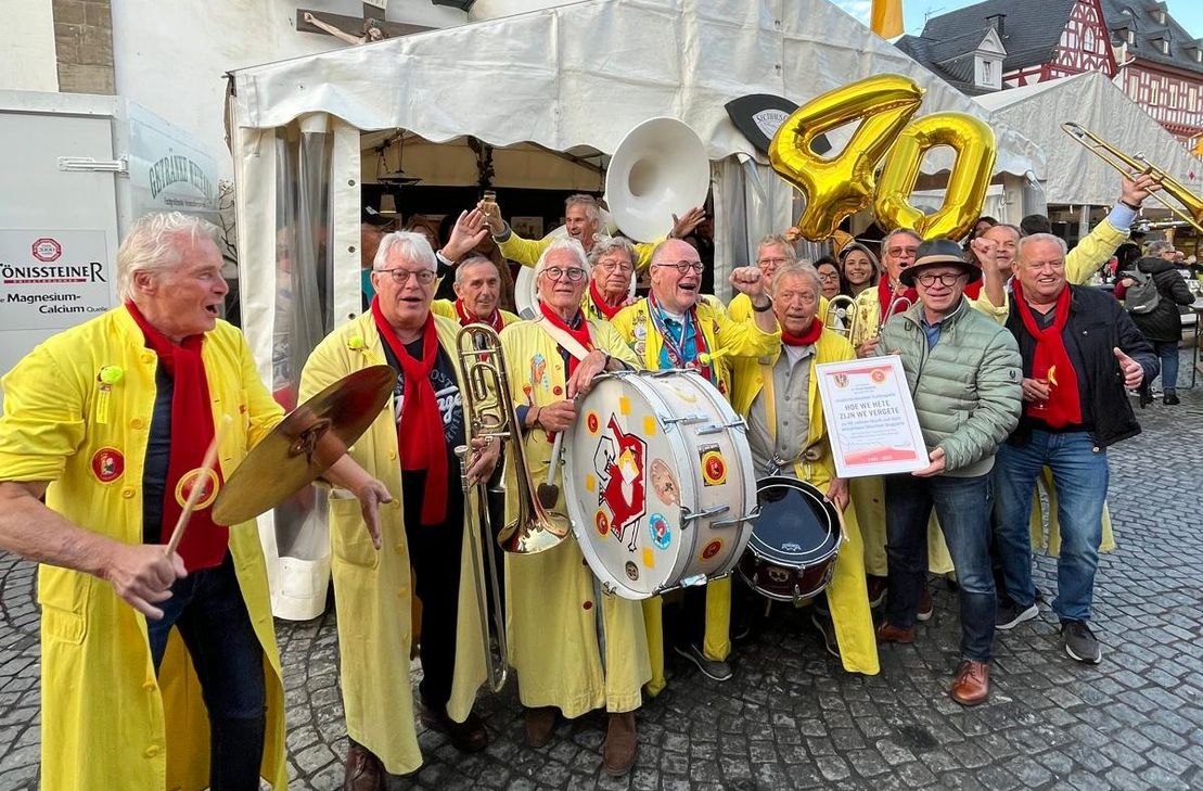 Vom Bopparder Weinfest nicht mehr wegzudenken: Die niederländische Kapelle „Hoe we heten zijn we vergeten“ kommt seit 40 Jahren zum Weinfest in die Stadt, um Musik zu machen. Dafür gab es nun Gratulationen und eine Ehrung vom Bürgermeister.