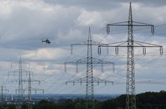 Amprion prüft seine Hochspannungsleitungen (220 und 380 Kilovolt) vom Helikopter aus.
