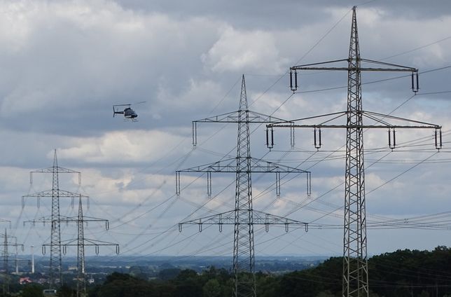 Amprion prüft seine Hochspannungsleitungen (220 und 380 Kilovolt) vom Helikopter aus.