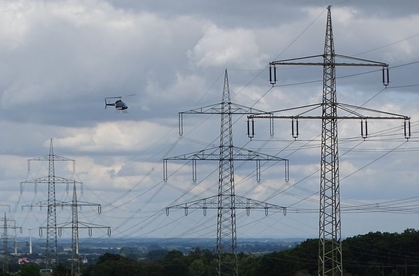 Amprion prüft seine Hochspannungsleitungen (220 und 380 Kilovolt) vom Helikopter aus.