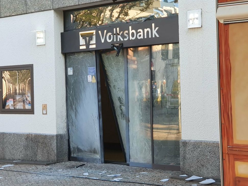 Anwohner beobachteten, wie vier mutmaßliche Täter, die sich in einer fremden Sprache lautstark unterhielten, vergebens versuchten, durch die schwer beschädigte Panzerglastür ins Innere des Geldautomatenraumes zu gelangen. Als ihnen das auch unter Einsatz von Brecheisen und Stangen nicht gelang, ergriffen sie die Flucht.