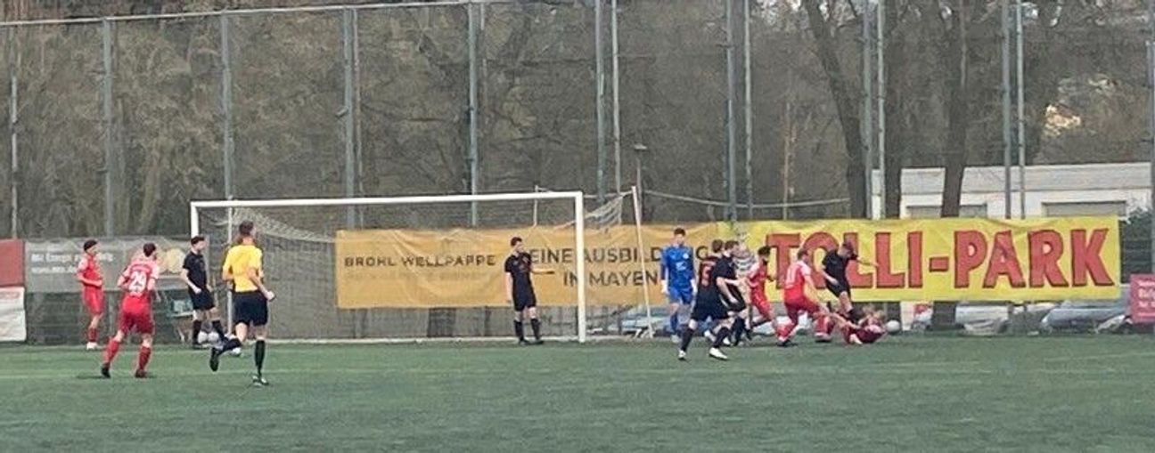 4:1 schlägt der TuS Mayen den TuS Ahbach und bleibt in der Tabelle punktgleich mit Untermosel auf Platz 2.