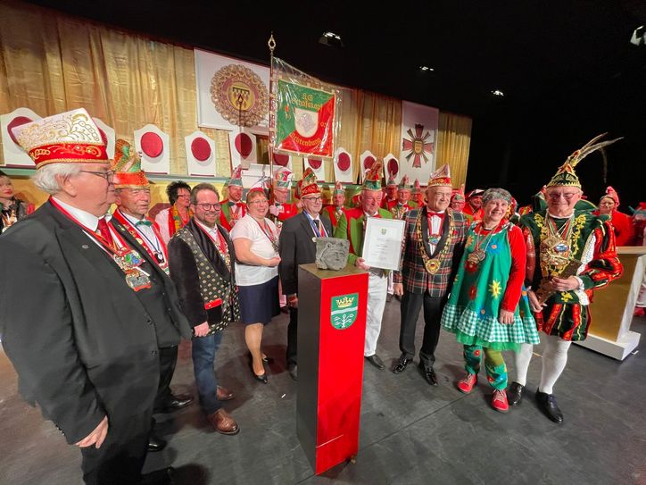Große Gratulationkur auf der Bühne der Hochsimmerhalle.