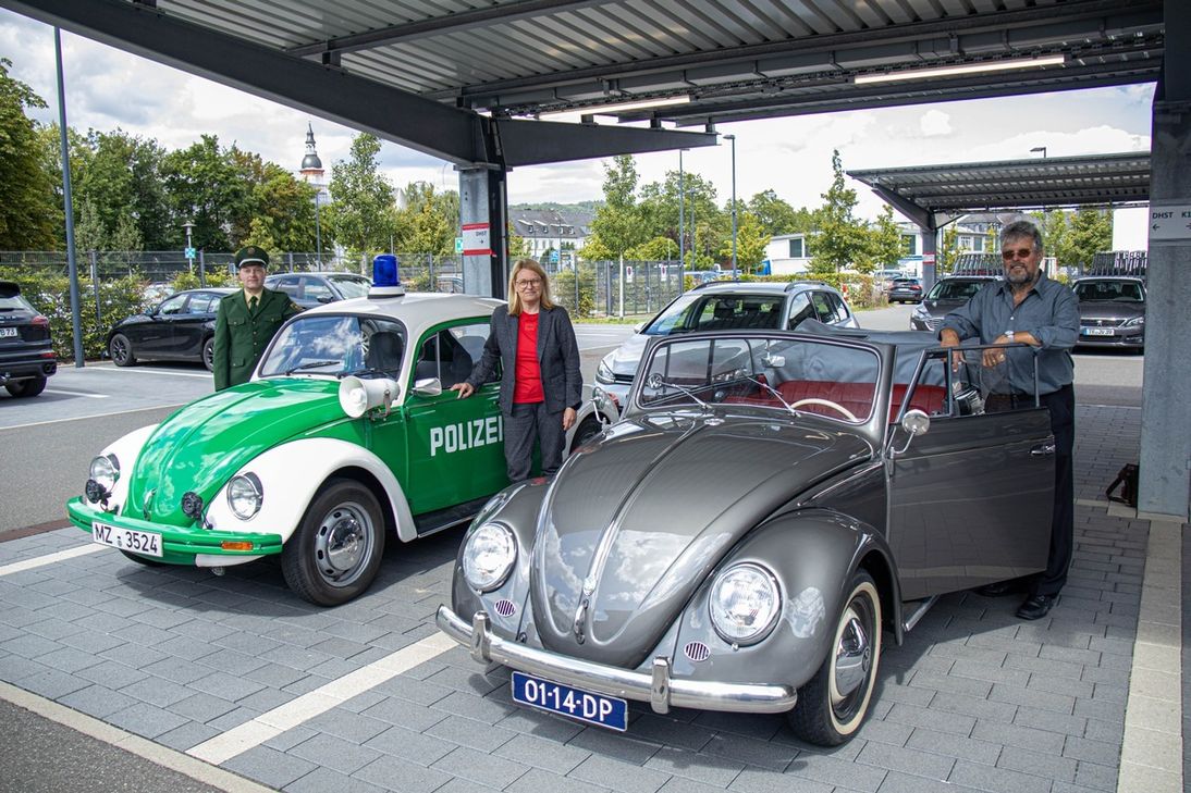 Auch Behördenleiterin Anja Rakowski verschaffte sich einen persönlichen Eindruck vom ehemaligen »Polizei-Käfer« und ließ sich von Peter Pouwels die Geschichte hinter dem Fahrzeug erläutern. Pouwels kaufte das Fahrzeug bereits vor 13 Jahren und hat es seitdem in mühevoller Arbeit originalgetreu restauriert.