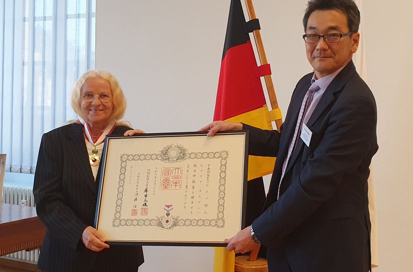 Im Palais Walderdorff in Trier hat Prof. Dr. Hilaria Gössmann von Generalkonsul Shinichi Asazuma eine der höchsten Auszeichnungen des Staates Japan erhalten.
