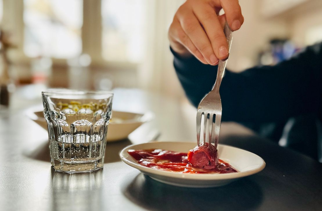 Die Kartoffelgemüsesuppe ist schon weggeputzt, den letzten Bissen Rindswurst gibt's mit viel Ketchup