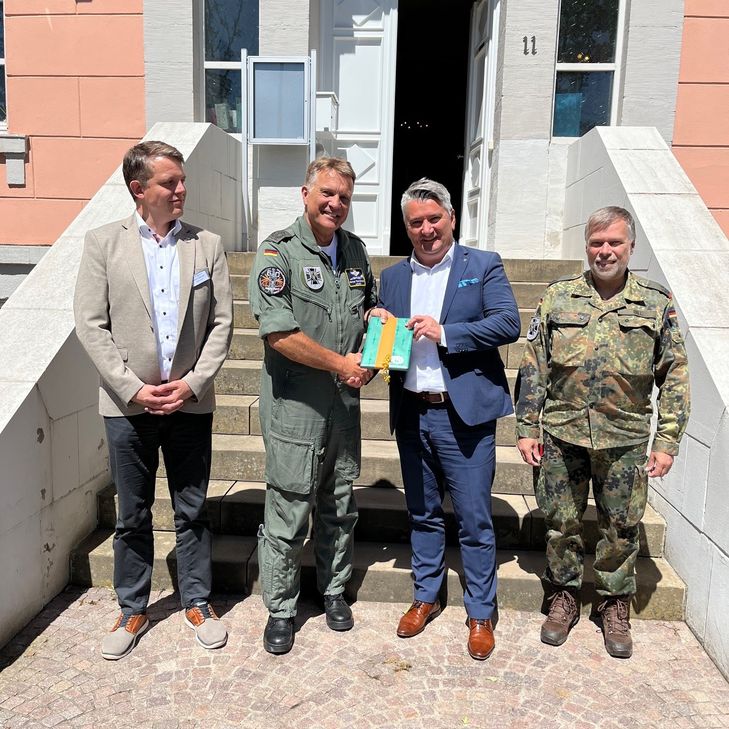 Landrat Miroslaw Kowalski (3. von links) überreichte Oberst Michael Trautermann (2. Von links) bei dessen Besuch im Birkenfelder Schloss ein Buchgeschenk. Am Kennenlerntermin mit dem neuen Kommandeur des Landeskommandos Rheinland-Pfalz hatten auch Roland Praetorius (links), Dezernent der Kreisverwaltung, und Oberstleutnant Stefan Bill (rechts), Leiter des Kreisverbindungskommandos Birkenfeld, teilgenommen.