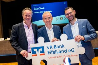 Freuen sich über den erfolgreichen Zusammenschluss zur VR Bank EifelLand eG: Die Vorstände Jan Brandenburg (v. l.), Kai Zinken und Manfred Heinisch. Mit der Eintragung ins Genossenschaftsregister ist die Fusion von VR-Bank Nordeifel eG und Raiffeisenbank Westeifel eG nun offiziell vollzogen.