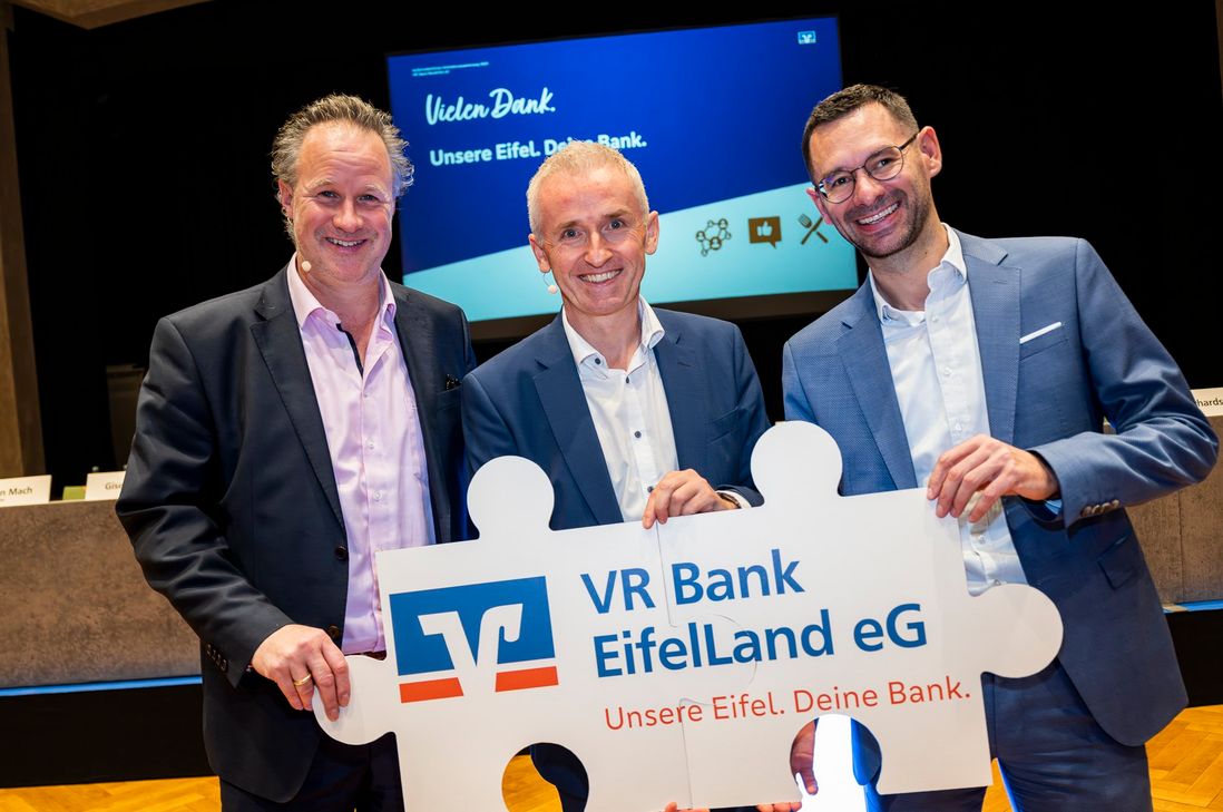 Freuen sich über den erfolgreichen Zusammenschluss zur VR Bank EifelLand eG: Die Vorstände Jan Brandenburg (v. l.), Kai Zinken und Manfred Heinisch. Mit der Eintragung ins Genossenschaftsregister ist die Fusion von VR-Bank Nordeifel eG und Raiffeisenbank Westeifel eG nun offiziell vollzogen.