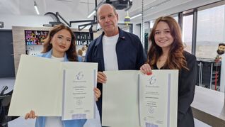 Von links.: Lehrling des Monats Rokhsar Akrami, HWK-Vizepräsident Ralf Jakob, Ausbilderin Sophia Jungen bei der Auszeichnung in der HWK-Friseurwerkstatt