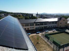 Auf einem Dach der Grundschule Pfarrer Bechtel in Mendig wurde jetzt eine Photovoltaikanlage installiert, die mit einem Batteriespeicher verbunden ist.