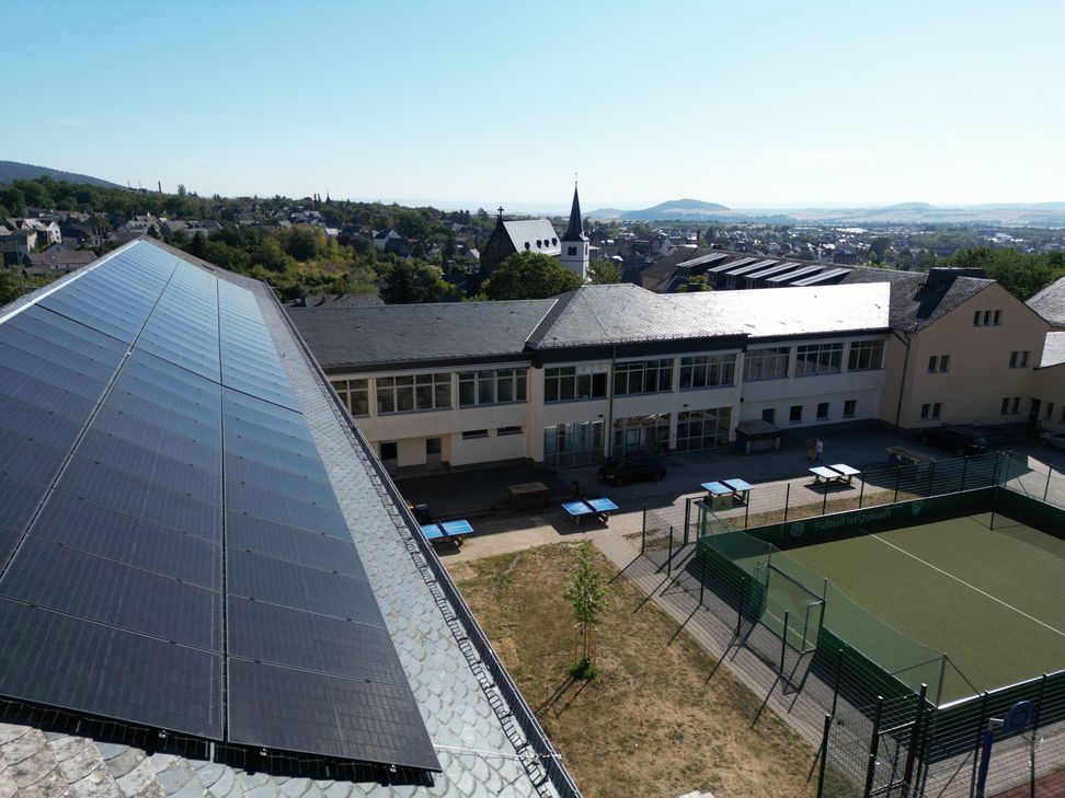 Auf einem Dach der Grundschule Pfarrer Bechtel in Mendig wurde jetzt eine Photovoltaikanlage installiert, die mit einem Batteriespeicher verbunden ist.
