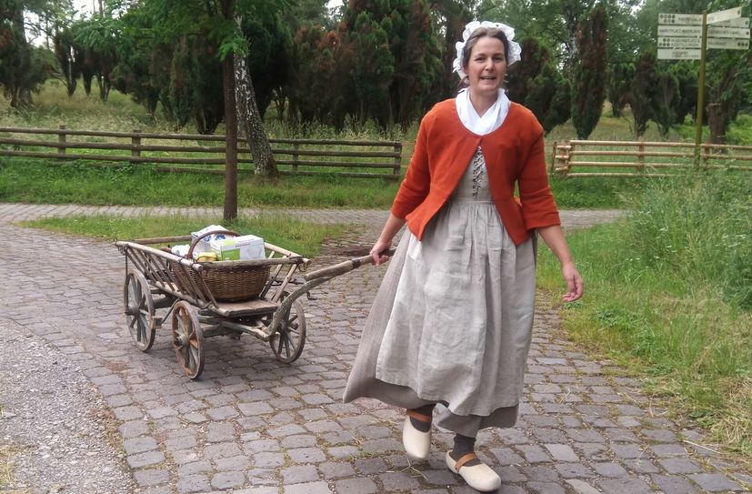 Hauswirtschafterin Jenny Zimmermann ist Karnevalsfreitag, 9. Februar, in der Baugruppe Niederrhein im Einsatz und gibt den Besuchern bereitwillig Auskunft über ihre Zeit und ihre Arbeit.