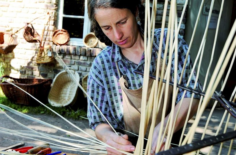 "Tulpensonntag", 11. Februar, und Rosenmontag, 12. Februar, kann man der Museums-Korbflechterin Andrea Schulz-Wild im Backsteinhaus in der Baugruppe Niederrhein bei der Arbeit zuschauen.