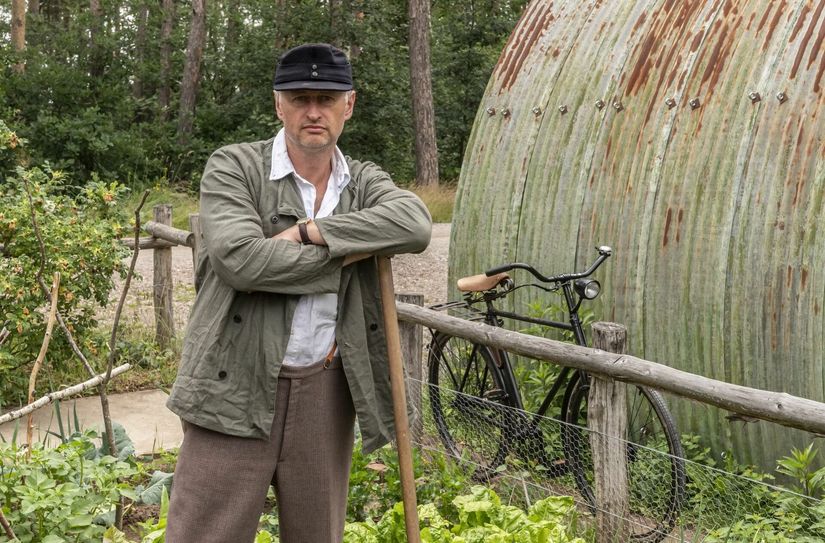 Am Karnevalssamstag, 10. Februar, ist der als Kriegsheimkehrer verkleidete Schauspieler Peter Lenz in den Nissenhütten am Marktplatz Rheinland im Einsatz und steht den Besuchern Rede und Antwort.