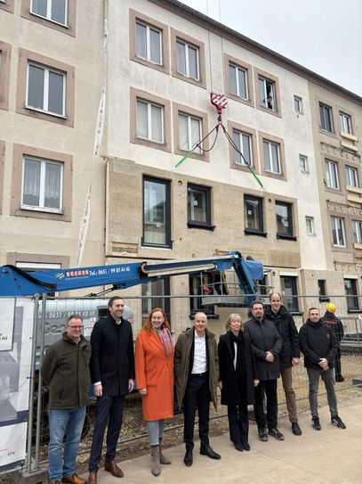 v.l.: Landrat Stefan Metzdorf, Dr. Axel Tausendpfund, gbt-Vorstand Sybille Jeschonek, Alexander Rychter, Doris Ahnen, gbt-Vorstand Ralph Otte, Baudezernent Dr. Thilo Becker; Jörg Dawen, Geschäftsführer von Holzbau Dawen