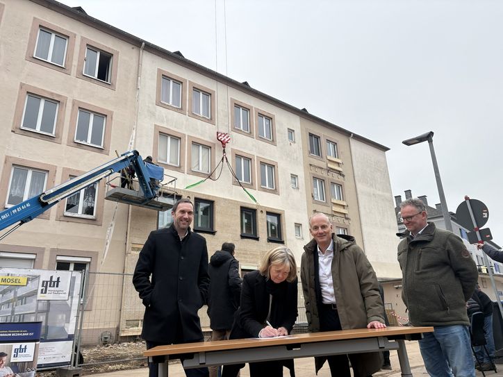 v.l.: Dr. Axel Tausendpfund, Vorstand des VdW südwest; Finanzministerin Doris Ahnen; Alexander Rychter, Verbandsdirektor des VdW Rheinland Westfalen und Landrat Stefan Metzdorf.