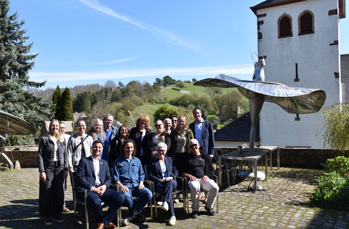 Auf dem Kunsthof wurde das Programm von »Zu Gast in der eigenen Heimat« vorgestellt. In der ersten Reihe saßen (v.li.): Michael Fingel, Stephan Brings, Iris Poth, Hausherr Peter Ratz und hinten rechts stehend Patrick Schmidder.