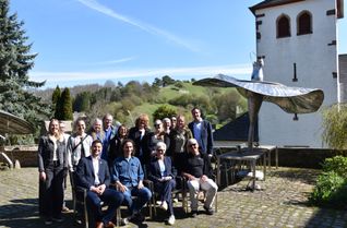 Auf dem Kunsthof wurde das Programm von »Zu Gast in der eigenen Heimat« vorgestellt. In der ersten Reihe saßen (v.li.): Michael Fingel, Stephan Brings, Iris Poth, Hausherr Peter Ratz und hinten rechts stehend Patrick Schmidder.