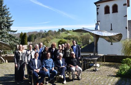 Auf dem Kunsthof wurde das Programm von »Zu Gast in der eigenen Heimat« vorgestellt. In der ersten Reihe saßen (v.li.): Michael Fingel, Stephan Brings, Iris Poth, Hausherr Peter Ratz und hinten rechts stehend Patrick Schmidder.