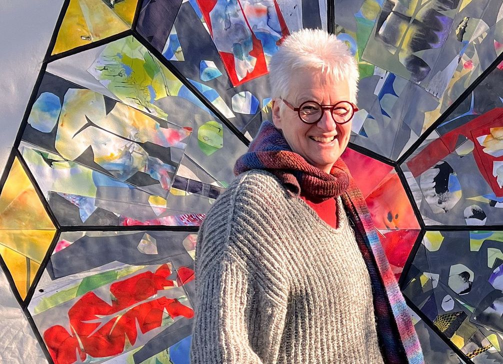 Die Künstlerin Jutta Höfs vor Teilen eines Oktogons, das im Chorraum der Gemünder Pfarrkirche St. Nikolaus.