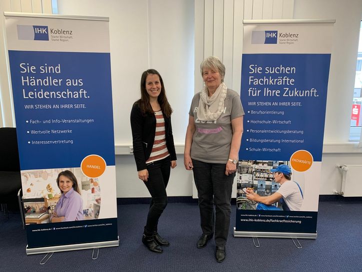 Die Nachfolge von Birgit Hauptvogel (rechts) bei der der IHK-Regionalgeschäftsstelle Simmern tritt nun Rijana Kochler an. (Foto: IKH)