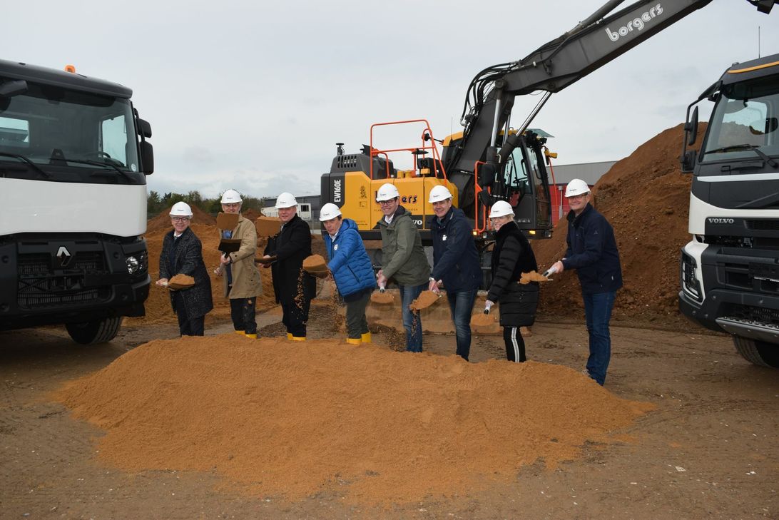 Nahmen gemeinsam den symbolischen Spatenstich im IPAS vor (v.li.): Dr. Herbert Daldrup, Geschäftsführer Borgers GmbH, Falk Fiala Geschäftsführer Volvo Group Trucks Service GmbH, Rico Kleinpeter Aftermarket Manager Volvo Group Trucks Service GmbH, Christian Coolsaet Geschäftsführer Volvo Group Trucks Central Europe GmbH, Projektleiter Pascal Gewing und Anke Borgers Geschäftsführerin Borgers GmbH. Foto: Scholl