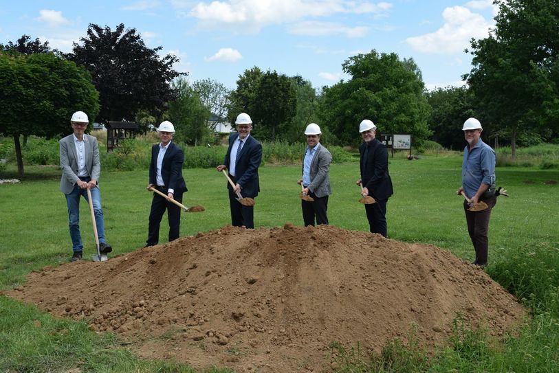 Nahmen den symbolischen Spatenstich in den Erftauen vor: Dr. Christian Gattke (v. li., Abteilungsleiter Flussgebietsbewirtschaftung), Dr. Dietmar Jansen (Bereichsleiter Gewässer), Vorstand Dr. Bernd Bucher vom Erftverband und Bürgermeister Sacha Reichelt, Bernd Kuballa (Fachbereichsleiter Tiefbau und Verkehr), Jürgen Nonn (Sachgebiet Grünflächen und Forsten) von der Stadt Euskirchen. Foto: Scholl