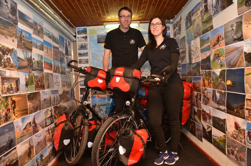 »Unser Ziel ist es, reich zu sein. Reich an Abenteuer, an Gesundheit, an lachen, an Glücksmomenten und an Liebe.« Dafür machen sich Christina Wilden und Marcel Muß auf  - auf eine Redareise von der Eifel bis nach Singapur. Foto: T. Förster