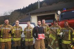 Gemeinsam mit seinen Kollegen der FFW Birresborn drehte Philipp Sonnen (m.) das Video für die Aktion »Bestatter helfen«. Foto: privat