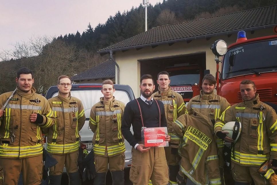 Gemeinsam mit seinen Kollegen der FFW Birresborn drehte Philipp Sonnen (m.) das Video für die Aktion »Bestatter helfen«. Foto: privat