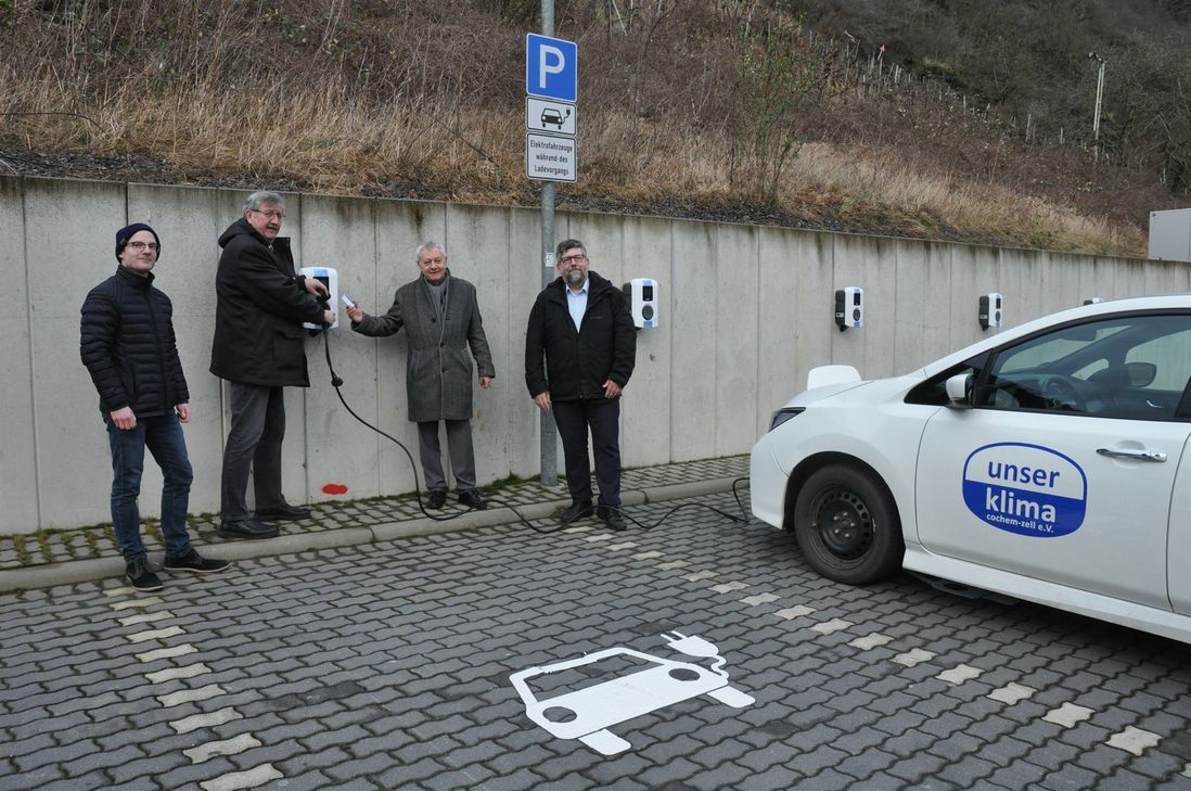 Es darf geladen werden (v. l.): Alexander Ehl, Klimaschutzmanager, Stadtbürgermeister Walter Schmitz, Landrat Manfred Schnur und VG-Bürgermeister Wolfgang Lambertz.