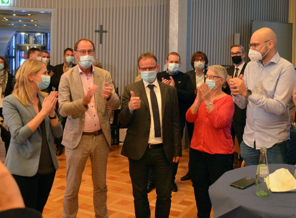 Stefan Metzdorf (Bildmitte) freut sich über den überraschend deutlichen Sieg in der Stichwahl um das Amt des Landrates im Kreis Trier-Saarburg. Fotos: Kreller (3)