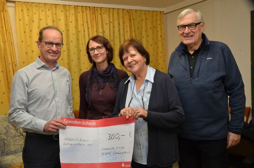Helmut Keischgens und Miriam Seibel überbrachten den Scheck der UWG an den Arbeitskreis Langschoss um Leonie Lepers und Michael Trapp. Foto: T. Förster