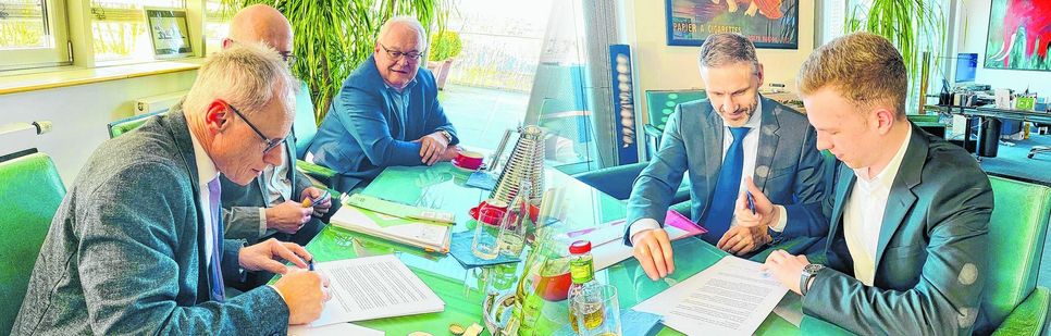 Investor Leonard Weiss (r.) und Simmeraths Bürgermeister Karl-Heinz Hermanns (l.) unterzeichneten nun den Kaufvertrag für das 39.000 Quadratmeter große Grundstück im Rollesbroicher Gewerbegebiet. Foto: Weiss