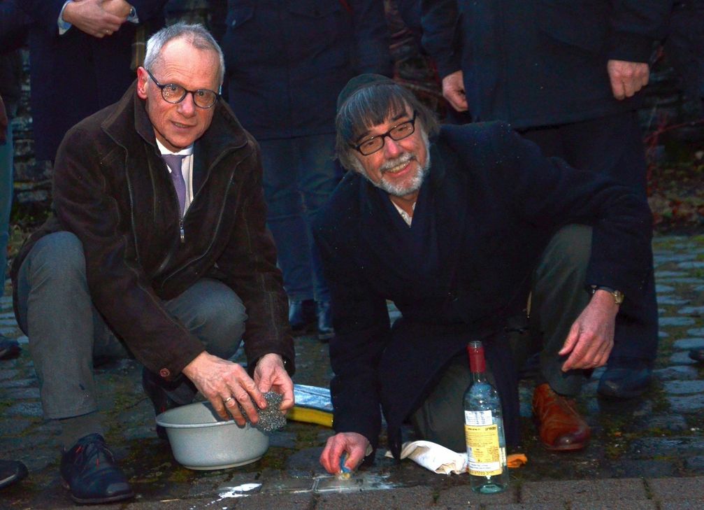 Bürgermeister Karl-Heinz Hermanns und Initiator Uwe Gäb rückten den »Stolpersteinen« mit Schwamm und Politur zu Leibe, um sie wieder zum Glänzen zu bringen. Foto: T. Förster