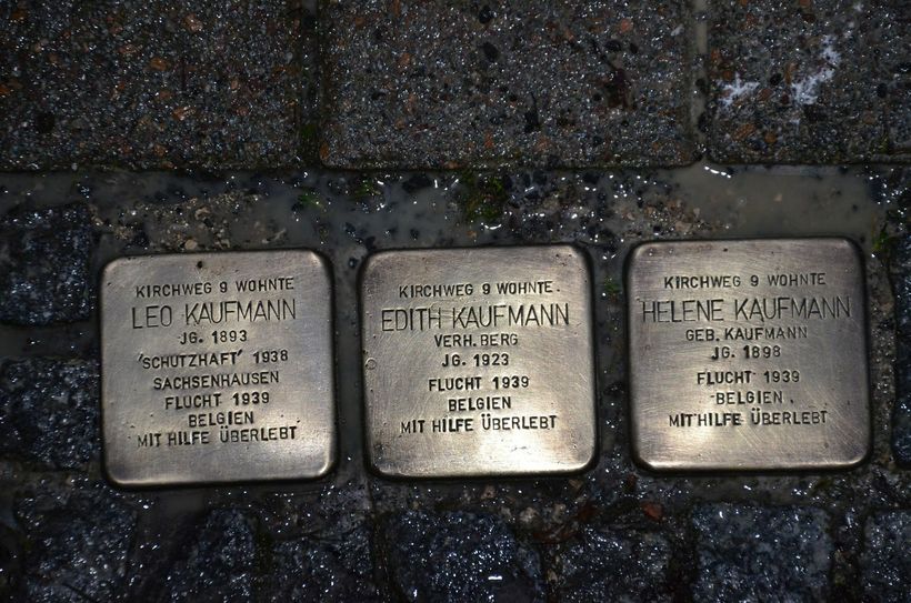 Diese drei Stolpersteine erinnern seit 2017 an die Familie Kaufmann, die vor dem Nazi-Regime in Eicherscheid fliehen musste. Foto: T. Förster