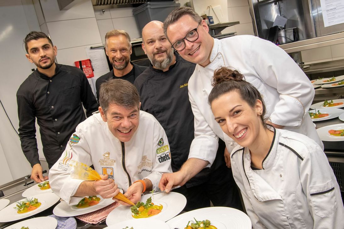 Die Küchenchefs der "Mein Lokal, Dein Lokal"-Teilnehmer von der Mosel waren jetzt in jedem Lokal einmal gemeinsam in Action. Auch im Hotel "Moselgarten" von Jan Abbruzzino (3. v. r.) in Bullay gab es ein 5-Gänge Menü.