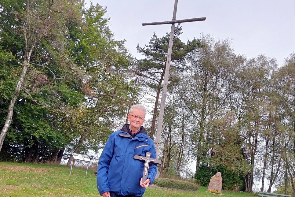 Die Errichtung des Eifelkreuzes auf der Paustenbacher Höhe jährt sich zum 75. Mal. Ortskartellvorsitzender Erwin Finken bittet um rege Teilnehme beim Jubiläumskreuzweg, bei dem das Stammkreuz von Vinzens Braun erneuert wird.