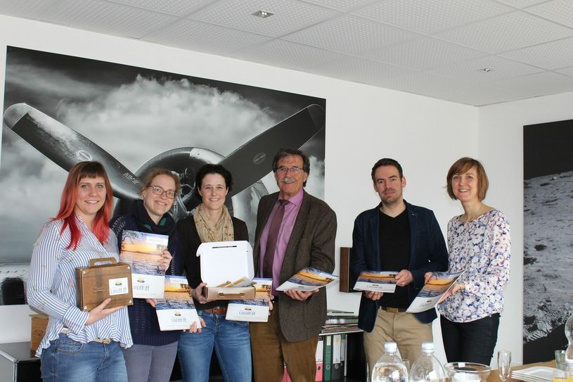 Freude über ein gelungenes Werk (von links): Hannah Hepp (Grafikerin), Annika Brinkmann, Heike Werf (Vulkanregion Laacher See), Klaus Bell, Stephan Marzi (Geschäftsführer "Marzi InterMedia") und Sarah Radermacher (Vulkanregion Laacher See).