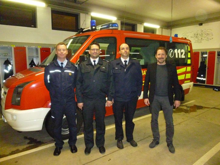 Die Wehrleitung der neuen Verbandsgemeinde Hunsrück-Mittelrhein (v.l.): Torsten Weißhaupt, Volker Stiehl und Andre Stein mit Bürgermeister Peter Unkel. Das nächste Foto zeigt Daniel Dötsch (re.) und Jörg Liesenfeld (Mitte), die zum Hauptbrandmeister und Oberbrandmeister befördert wurden. (Fotos: VG Hunsrück-Mittelrhein)