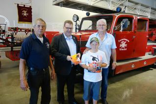 Jan-Marc Scheit (9 Jahre) aus Hetzerath/Eifel ist 25.000er Besucher im Feuerwehr-Erlebnis-Museum in Hermeskeil. Foto: Rike Bouvet (Unfallkasse Rheinland-Pfalz)
