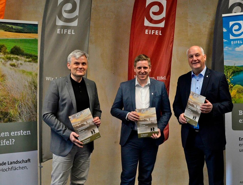Markus Ramers, stellvertretender Aufsichtsratsvorsitzender der Eifel Tourismus GmbH (Bildmitte), Klaus Schäfer, Geschäftsführer Eifel Tourismus GmbH (rechts) und Wolfgang Reh im Anschluss an die digitale Pressekonferenz. Foto: Eifel Tourismus