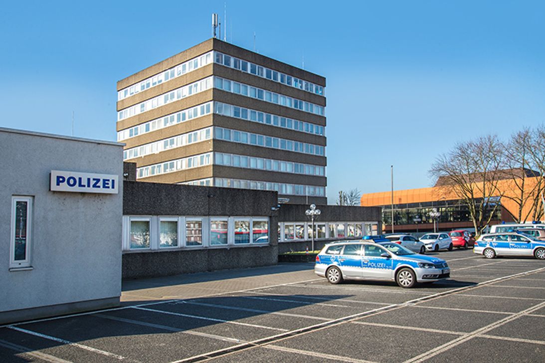 Fünf der sieben Stockwerke des alten Polizeipräsidiums sind seit 2005 gesperrt, nachdem nach einer Gebäudesanierung fast ein Drittel der hier Beschäftigten an Atemwegsinfekten erkrankten. Nun wird geprüft, ob sich das Gelände in der Nähe der Kaiserthermen als Standort für die neue Hauptfeuerwache eignet. Foto: FF