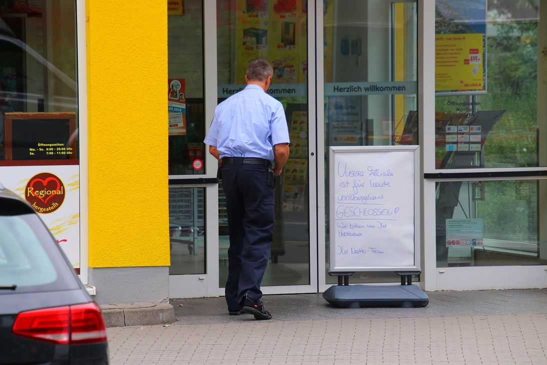 Die Filiale bleibt den Montag über geschlossen, Beamten der Kripo sind vor Ort. Foto: Schmitt