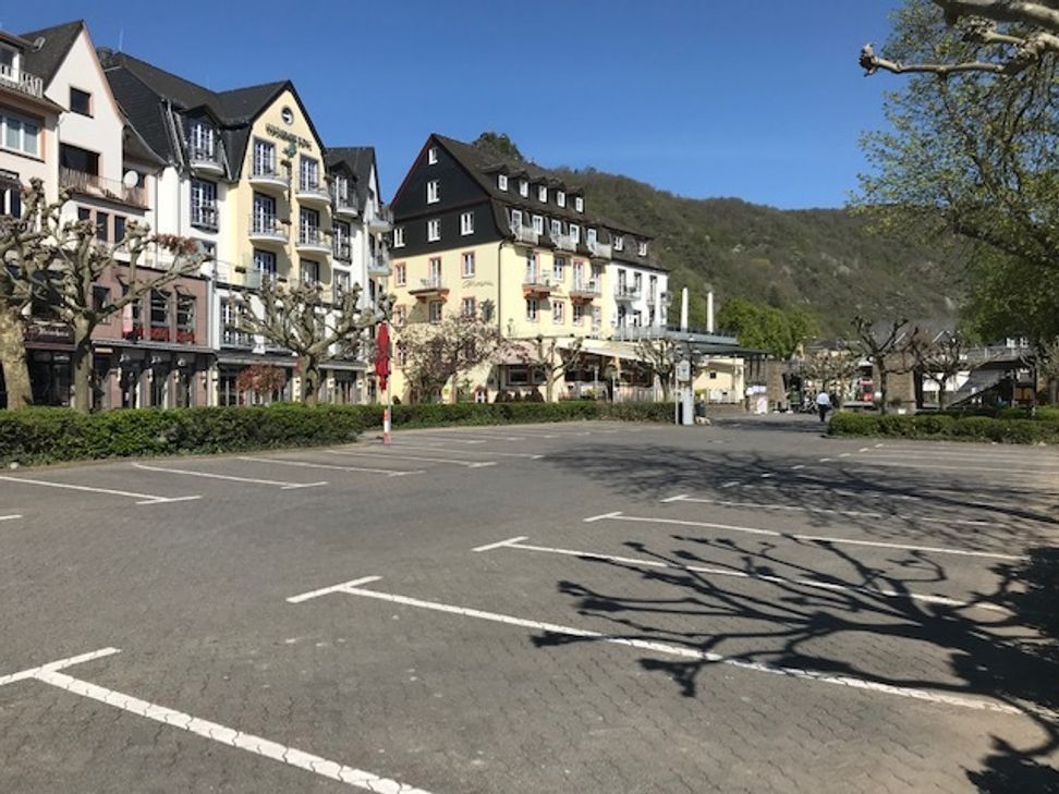 Ungewöhnliches Bild: Kein einziges Fahrzeug auf den begehrtesten Parkplätzen von Cochem. Foto: Zender