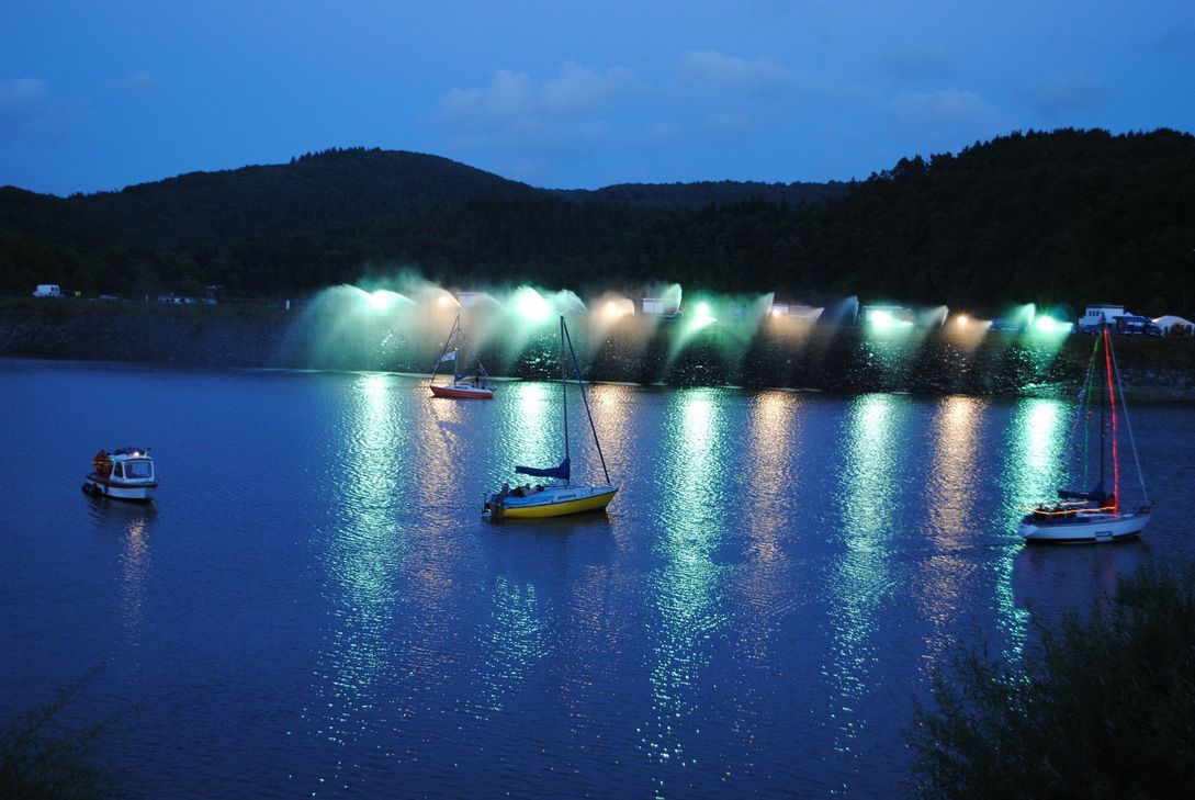 Wasserfontainen am Rande des Rursees