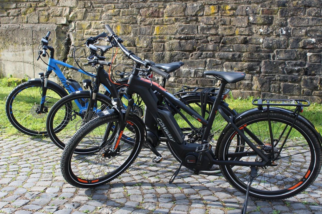 Zwei neue E-Mountainbikes und ein E-Trekkingrad stocken