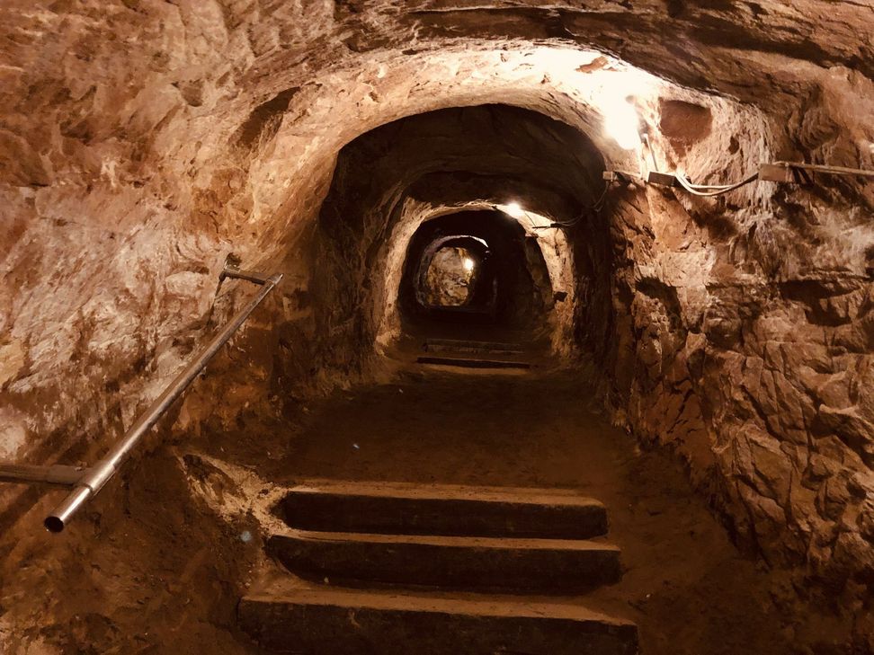 Eine Corona-Maßnahme ist, dass nur stark verkleinerte Gruppe geführt werden - was das Erlebnis Untertage noch spannender machen könnte.