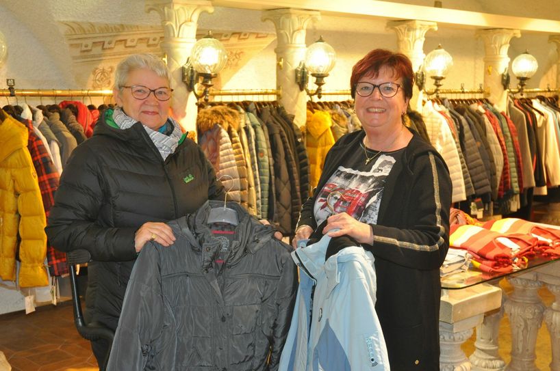 Erika Wiegand (links), Vorsitzende des SkF Cochem, freute sich über die "Jackentausch"-Initiative von Gaby Endlich.